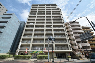 【外観】 | 青空によく映える建物です。手入れの行き届いた外壁やマンション正面エントランスなど、綺麗な姿をぜひ一度、現地にてご覧ください。即日のご見学も可能です！お気軽にお問い合わせください！