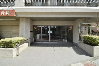 【エントランス】 | マンションの正面エントランス。出入りする人間を癒してくれるマンション入り口であり、その建物の「顔」でもあります。