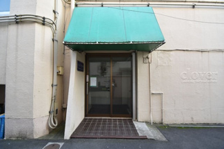 【エントランス】 | お客様を、そして住人を出迎えてくれるマンションのエントランス。ゴミが落ちていないことからも、管理状態の良さや住民の節度の高さが見て取れます。
