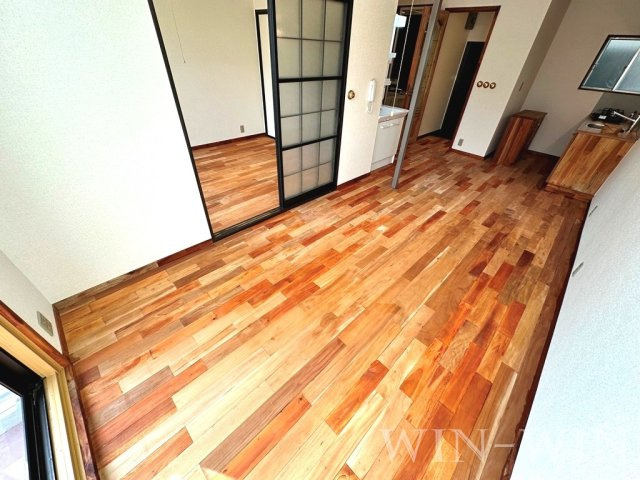 ユトリロ芦原駅の居間・リビング