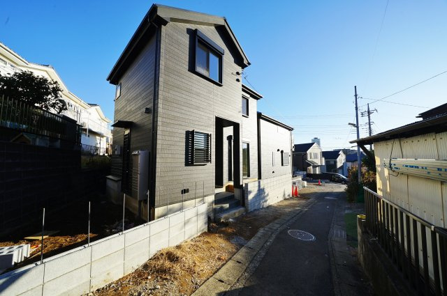 【横浜市旭区白根２丁目28-8全２棟新築戸建てＡ号棟】★仲介手数料無料★（不動丸小学校・鶴ヶ峰中学校）の前面道路含む現地写真