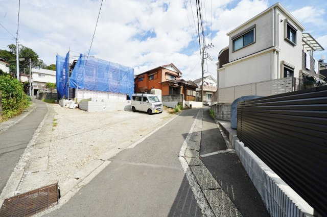 【横浜市旭区白根２丁目28-8全２棟新築戸建てＢ号棟】★仲介手数料無料★（不動丸小学校・鶴ヶ峰中学校）の前面道路含む現地写真