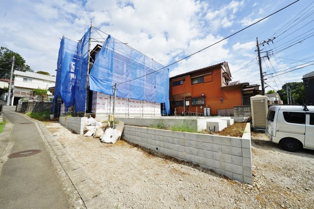 【横浜市旭区白根２丁目28-8全２棟新築戸建てＢ号棟】★仲介手数料無料★（不動丸小学校・鶴ヶ峰中学校）の前面道路含む現地写真