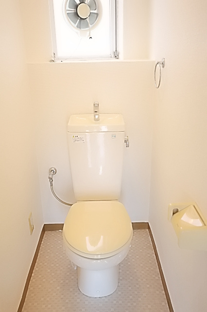 ヤカタハイツのトイレ|落ち着いた色調のトイレです