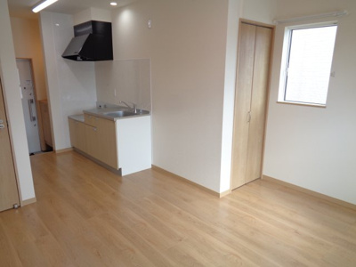 【居間・リビング】 | URBAN CUBIC鷹巣 | 現況写真については同サイズの他部屋の写真を使用しています。写真と現況が異なる場合は現況を優先いたします。