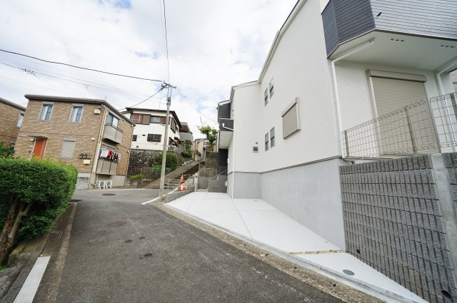 【横浜市瀬谷区三ツ境63-13新築戸建て】★仲介手数料無料★（三ツ境小学校・原中学校）の前面道路含む現地写真