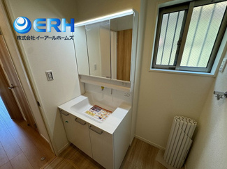 【独立洗面台】 | 上野通3丁目　新築戸建　2棟 | 朝の忙しい時間も広々シャンプードレッサーがあればらくらくです。