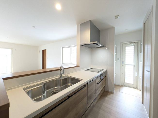 【キッチン】 | リビングで遊ぶお子様を見守りながらお料理ができる対面キッチンです。