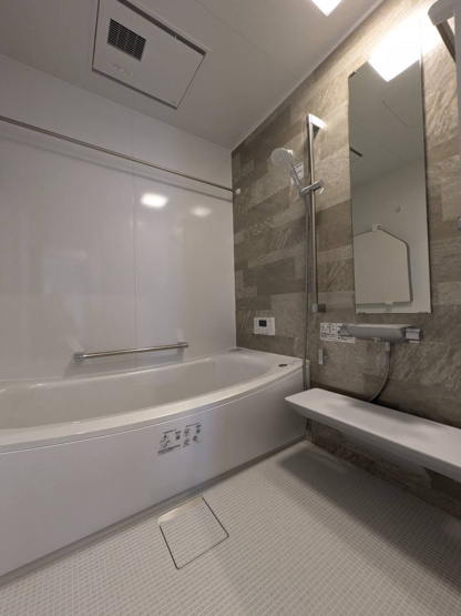 【浴室】 | 半身浴もゆっくり楽しめる広々浴室です。