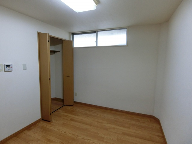 マルサンビルの洋室|落ち着いた色調の洋室です