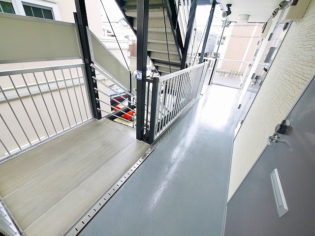 レオパレスプレミエ　エトワールのその他共用部分|明るい共用スペース。