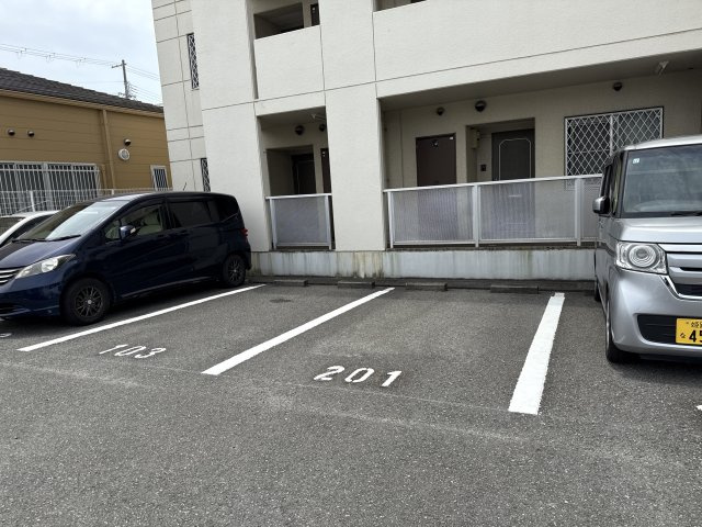 デランテ蓼野の駐車場