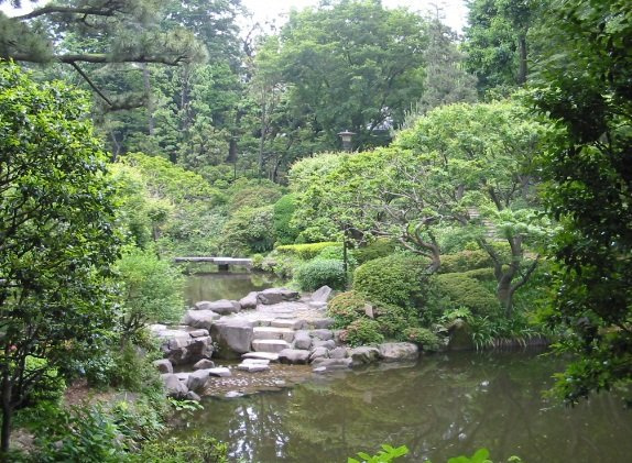 戸蒔ビルの周辺|甘泉園公園