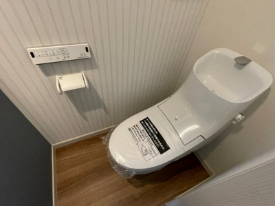 【トイレ】 | 郷地町貸家 | 1階トイレ
※前回募集時の写真です。現状優先