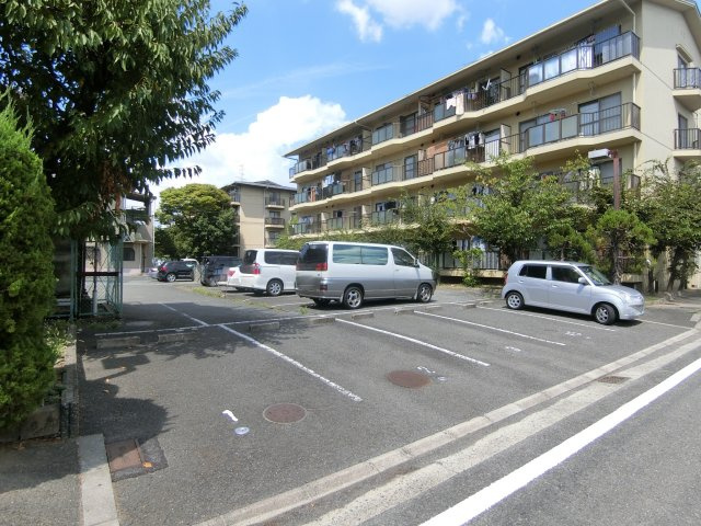 ヴィラ貴瀬2号館の駐車場
