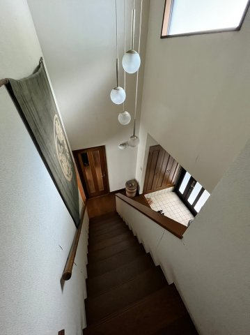 高岡郡四万十町大正のその他共用部分|自然採光で明るく落ち着いた階段