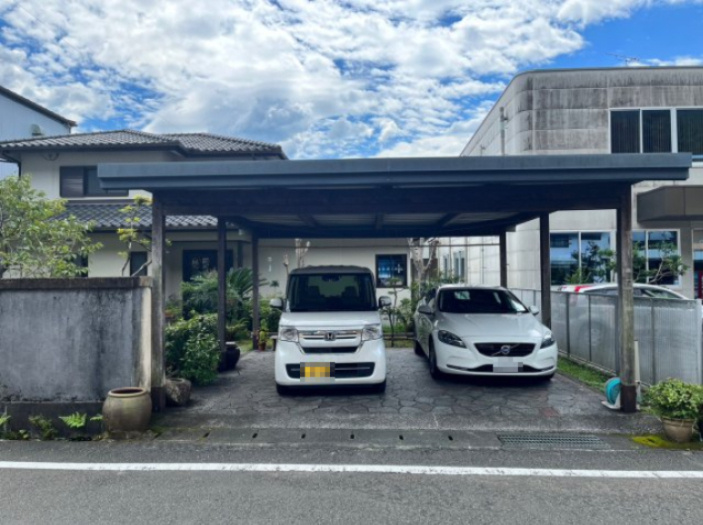 高岡郡四万十町大正の駐車場|屋根付きの車庫に、並列で2台駐車できあｍす。