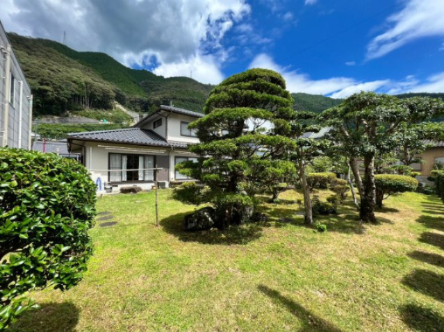 高岡郡四万十町大正の庭|立派な日本庭園のあるお家です。