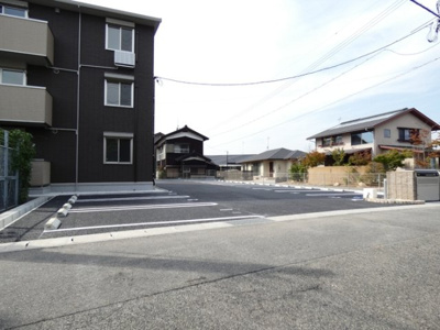 【駐車場】 | リヴェール | 駐車場があるので、車を買う予定の方も安心です