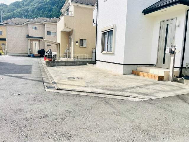 【当社売主】あきる野市高尾　リフォーム済み！中古戸建の駐車場|駐車場は車種により２台可能です！