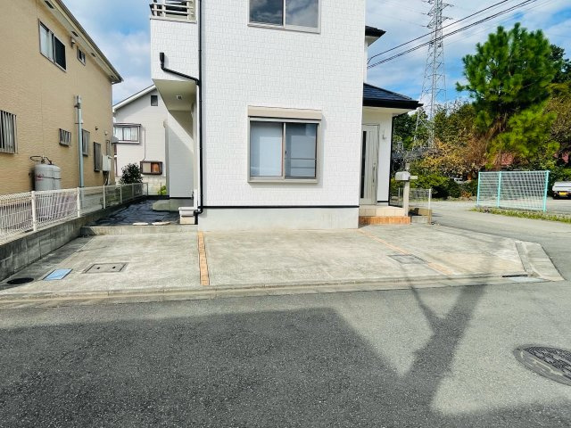 【当社売主】あきる野市高尾　リフォーム済み！中古戸建の駐車場|駐車場は車種により２台可能です！