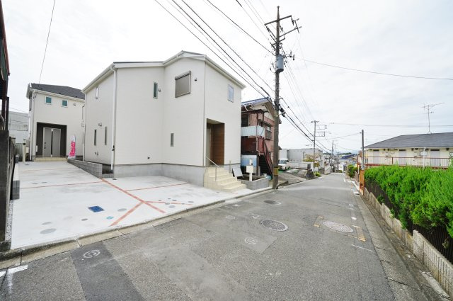 【横浜市瀬谷区三ツ境56-3全２棟新築戸建て１号棟】★仲介手数料無料★（三ツ境小学校・原中学校）の前面道路含む現地写真