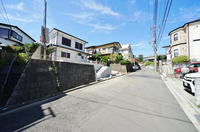 【横浜市旭区本村町61-24新築戸建て】★仲介手数料無料★（二俣川小学校・万騎が原中学校）の前面道路含む現地写真