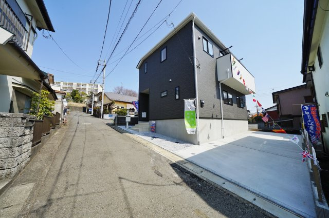 【横浜市旭区上白根町806-7新築戸建て】★仲介手数料無料★（四季の森小学校・上白根北中学校）の前面道路含む現地写真