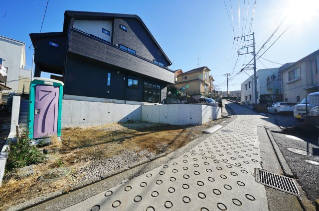 【横浜市旭区市沢町1104-23新築戸建て】★仲介手数料無料★（市沢小学校・西谷中学校）の前面道路含む現地写真