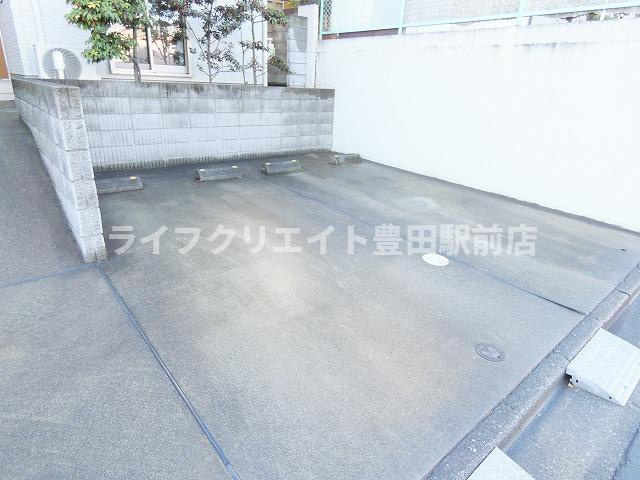 グレイス大坂上の駐車場