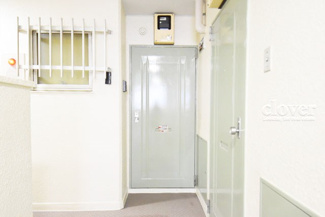 【その他共用部分】 | 皆様をお迎えする、お部屋の玄関ドア。開けやすさや開放角度、ドアノブの操作しやすさや鍵の形状などを、現地で一度ご確認ください。～即日のご見学可能～　お問合せはお気軽にどうぞ。
