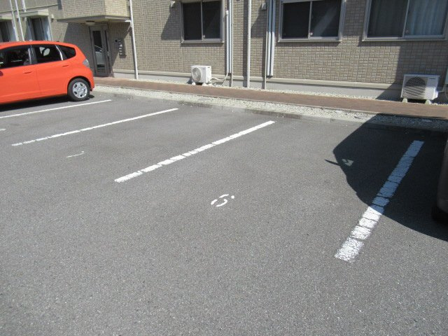 サンライズミナミの駐車場