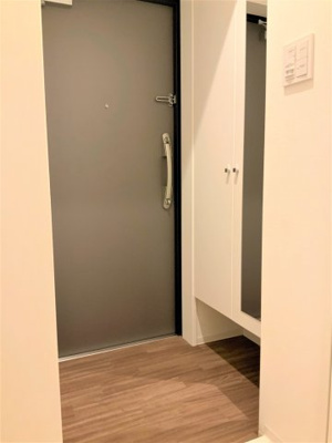 【玄関】 | C.COLOR南新町 | トールタイプの下足箱！姿見鏡があります♪