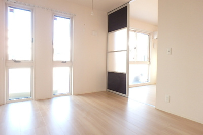 【洋室5.2帖】　リビングからつながるお部屋です★