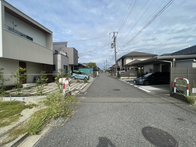 東区石山3丁目　売地の前面道路含む現地写真