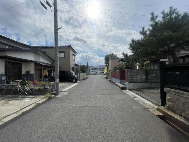 東区石山3丁目　売地の前面道路含む現地写真