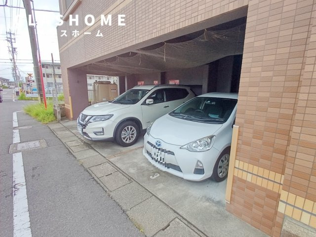 マンション葵の駐車場