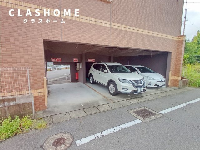 マンション葵の駐車場