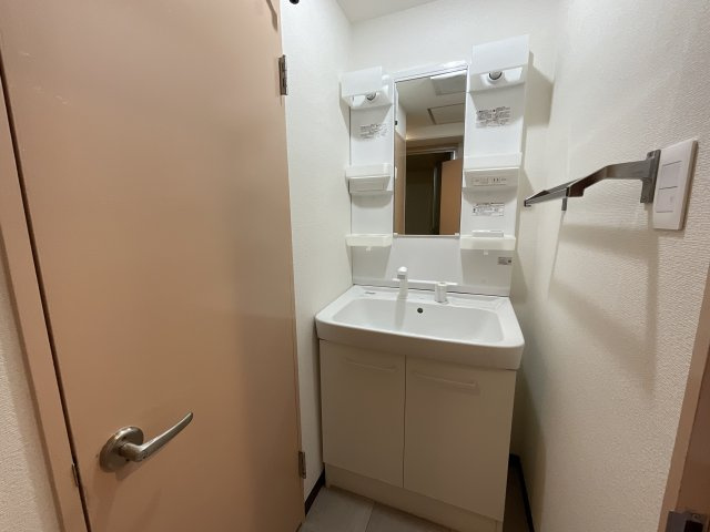 【独立洗面台】 | クレストコートあかしあ | 独立洗面台、小物を置くことができて便利です