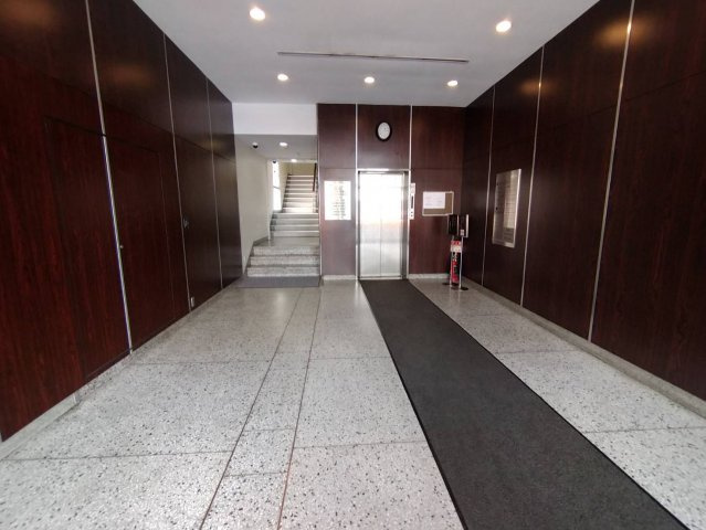 大成鋼機ビルの玄関