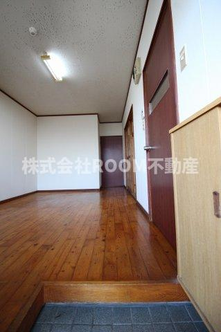 ガーデンR2の玄関|収納もある玄関です