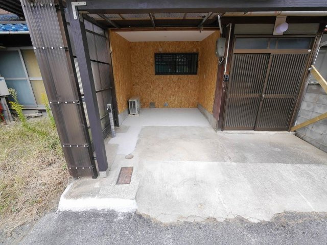 小野市下来住町貸家の駐車場