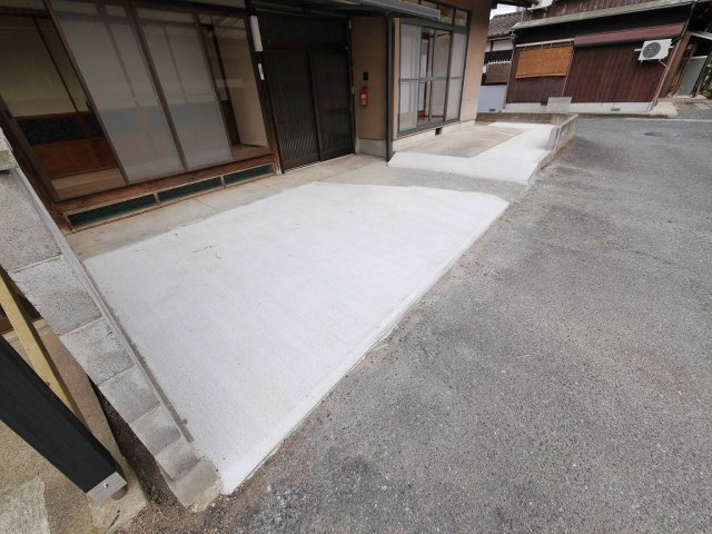 小野市下来住町貸家の駐車場