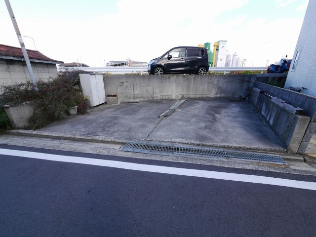 北王子町戸建の駐車場