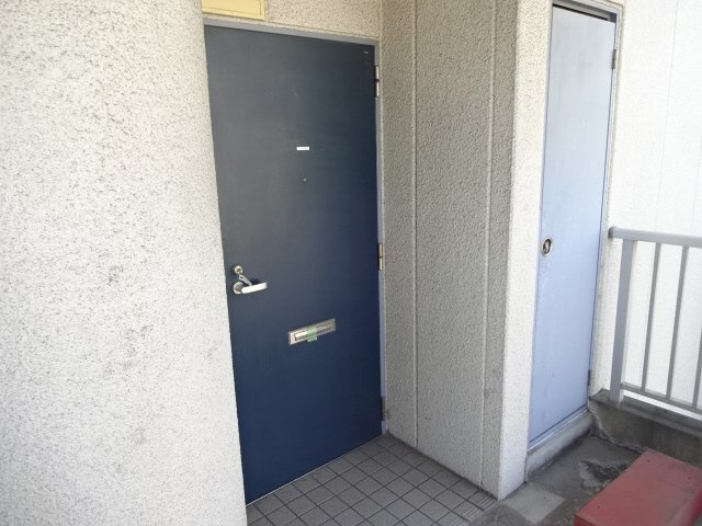 大西マンションの玄関