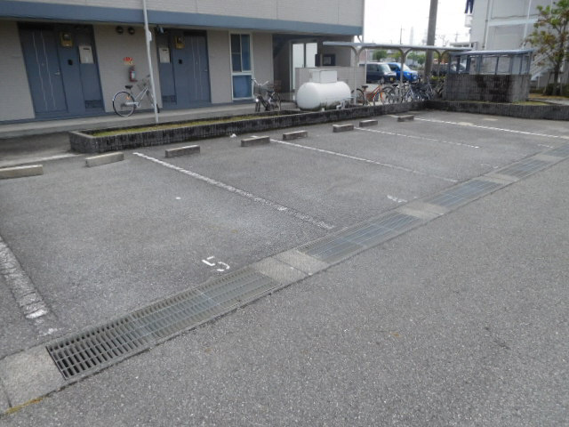 ハイツ松本の駐車場