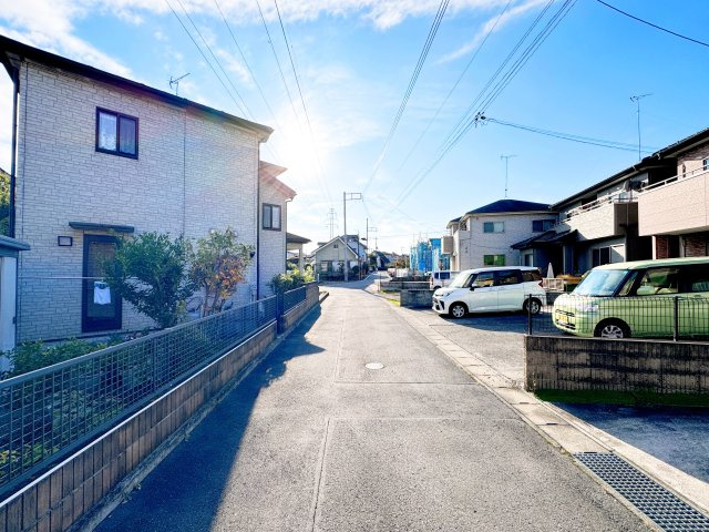 高崎市剣崎町　中古住宅の前面道路含む現地写真