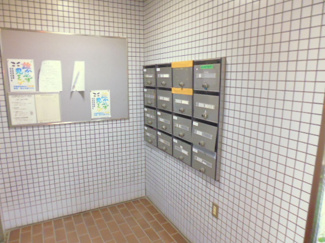 ★エントランスには集合ポスト、掲示板があります★