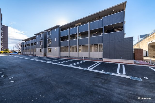 リヴェール中御所　Bの駐車場