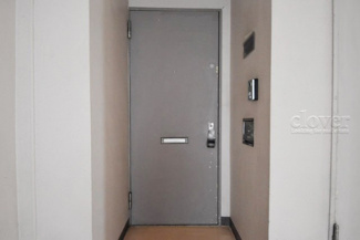 【その他共用部分】 | 皆様をお迎えする、お部屋の玄関ドア。開けやすさや開放角度、ドアノブの操作しやすさや鍵の形状などを、現地で一度ご確認ください。～即日のご見学可能～　お問合せはお気軽にどうぞ。